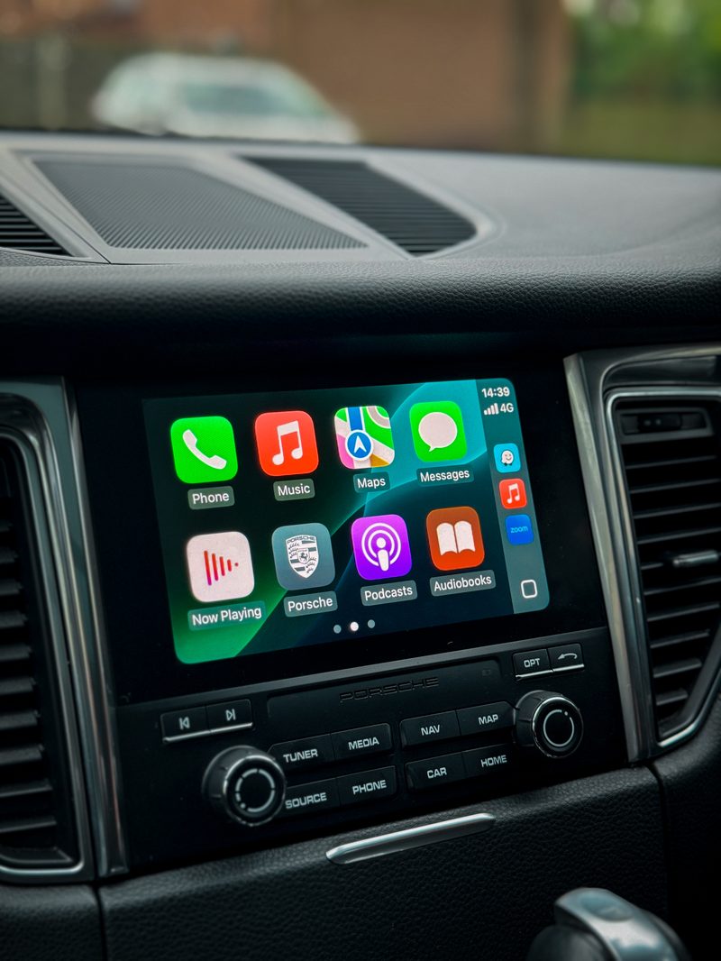 Apple CarPlay home screen running on another Porsche PCM4 screen
