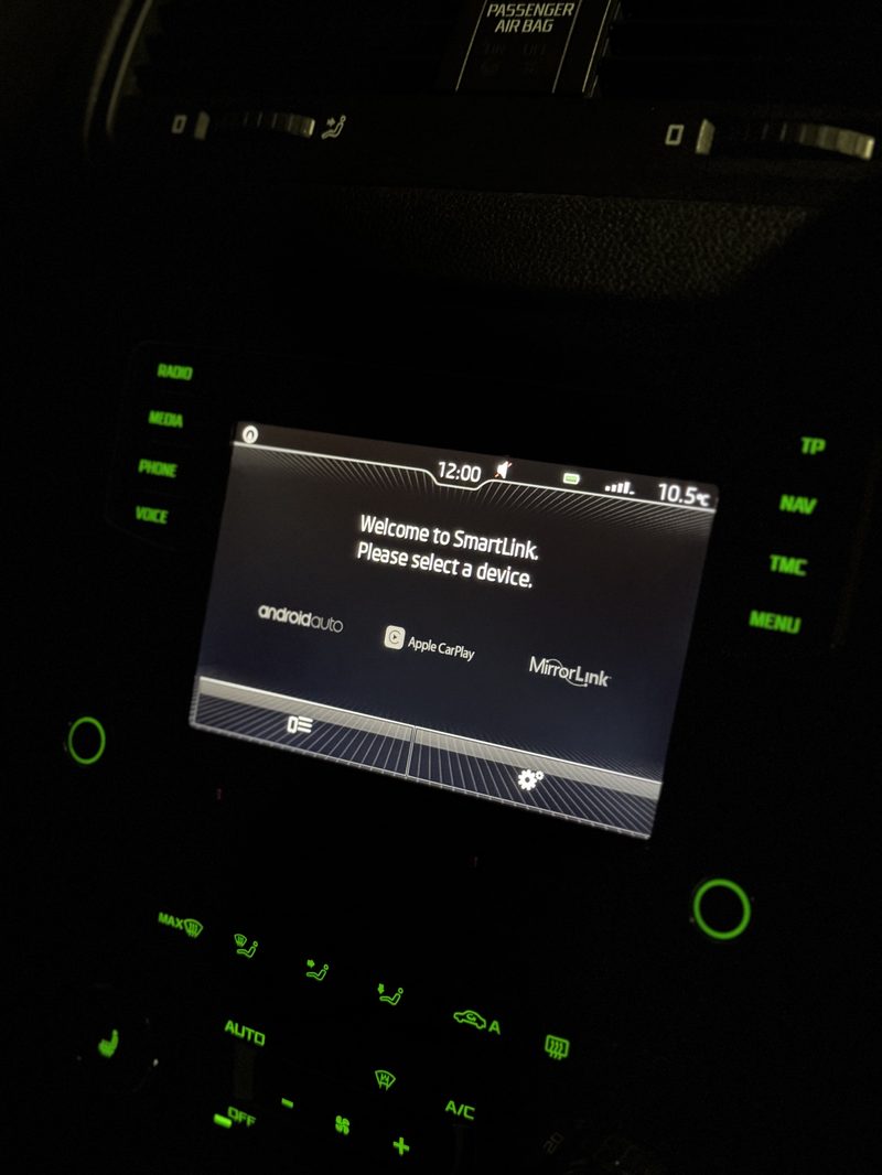 After — SmartLink activated, showing the Apple CarPlay, Android Auto and MirrorLink device selection screen on a Škoda