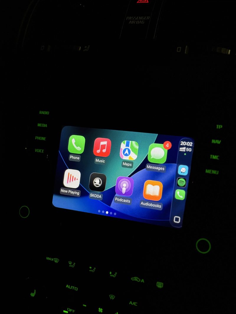 Apple CarPlay running through SmartLink on a Škoda infotainment screen