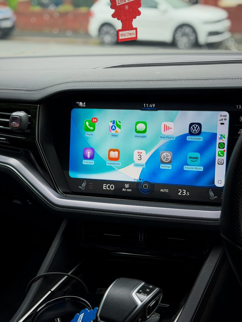 Fullscreen Apple CarPlay, wide dash view — VW Touareg