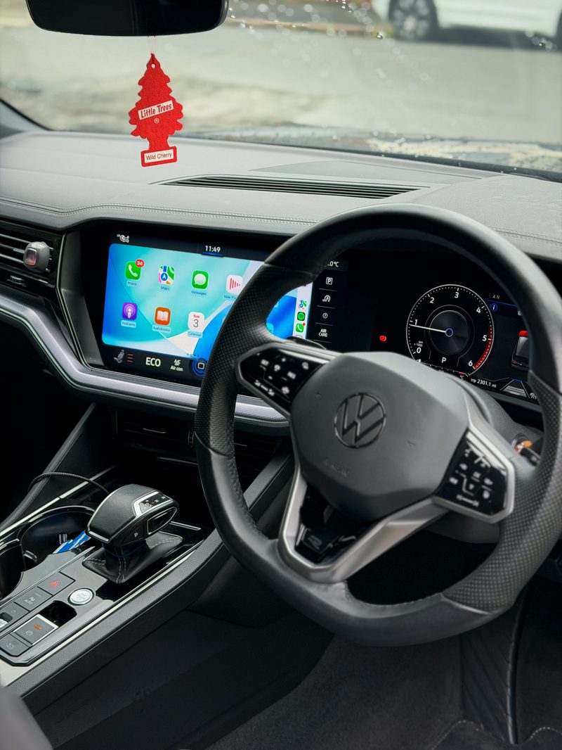Fullscreen Apple CarPlay alongside the digital instrument cluster — VW Touareg